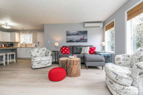 Lovely 2 bedroom suite steps from The beach